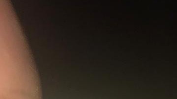 Mayra Todd muestra la tarjeta de débito preparada DRAI ya cobrada. (Cortesía Mayra Todd)