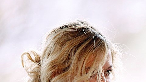 Priscilla Presley en el centro acompañada a cada lado por sus nietos Riley y Benjamin Keough.