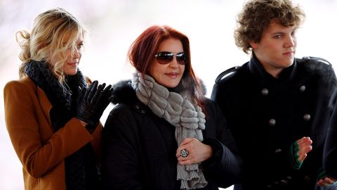 Priscilla Presley en el centro acompañada a cada lado por sus nietos Riley y Benjamin Keough.