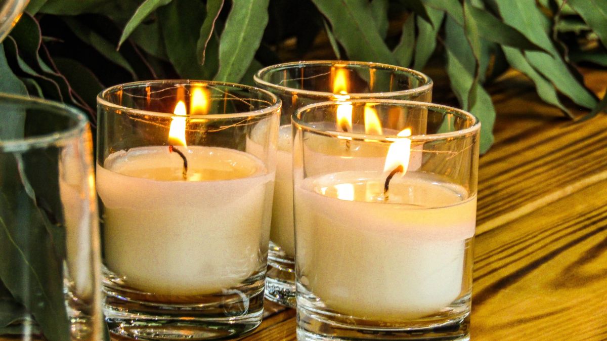 Las velas blancas se usan en rituales de protección.