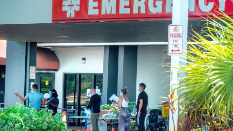 Una fila de personas para entrar en un hospital en Hialeah, Florida.