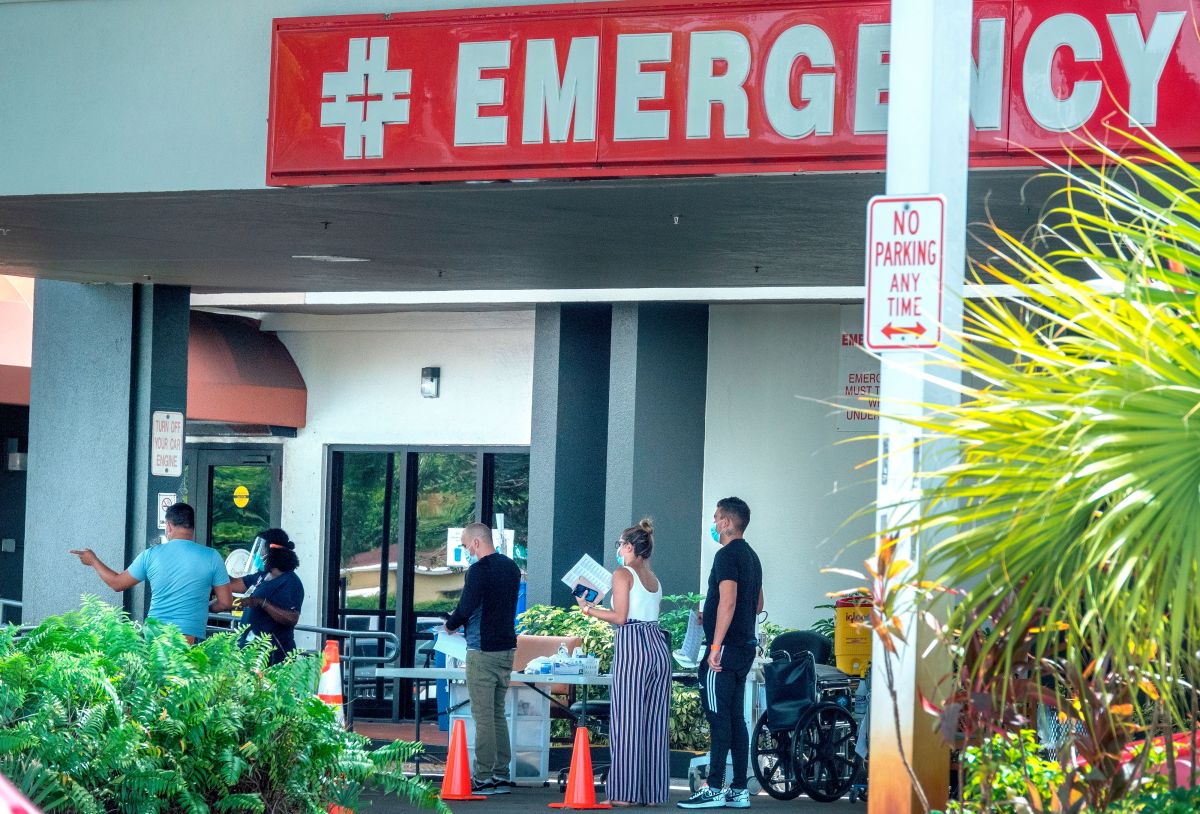 Una fila de personas para entrar en un hospital en Hialeah, Florida.