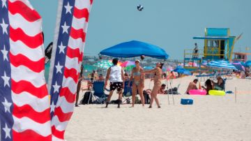 Muchos continúan disfrutando de  las playas de Miami.