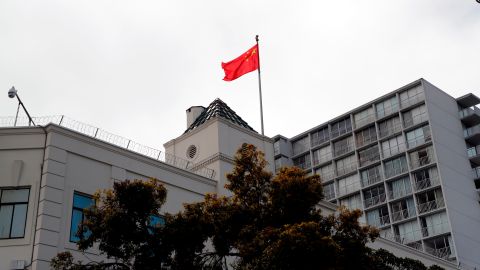 La mujer estaría resguardada en el consulado de China en San Francisco.