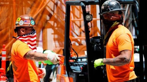 Trabajos no esenciales como la construcción se reanudaron este lunes.