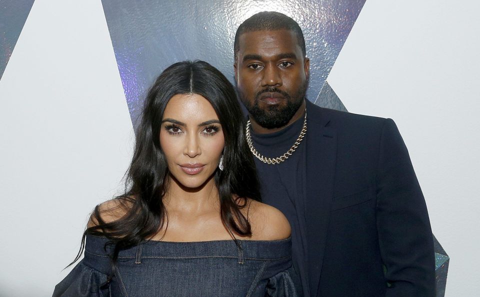 Kanye West apologizes to Kim Kardashian in public
