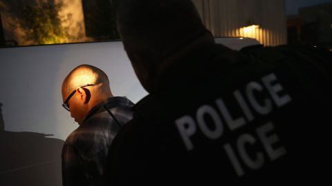 El gobierno de EEUU busca mejorar la detención y deportación de inmigrantes indocumentados.