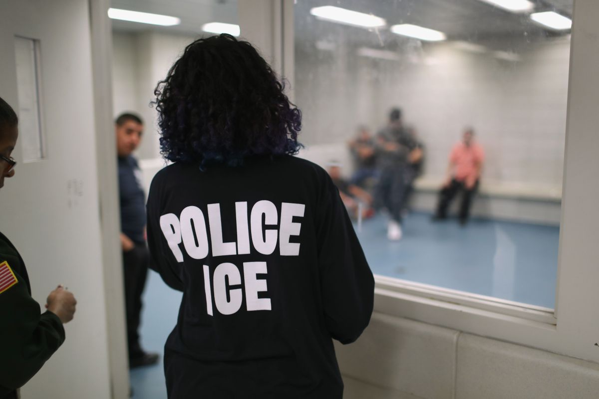 Las familias deberán permanecer bajo custodia de ICE.