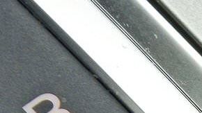 El freno de mano es conocido también como freno de emergencia.