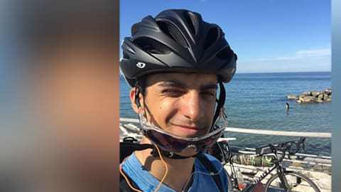 Kleon Papadimitriou viajó por varios países en bicicleta hasta llegar a su casa.