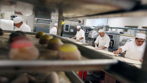 Trabajadores latinos en una cocina en uno de los restaurantes en Disneylandia.