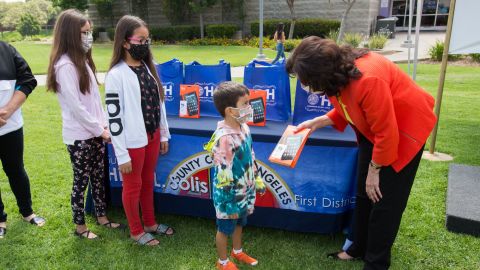 Los alumnos recibirán una tableta Fire 7 para mejorar su experiencia educativa. (Hilda Solís)