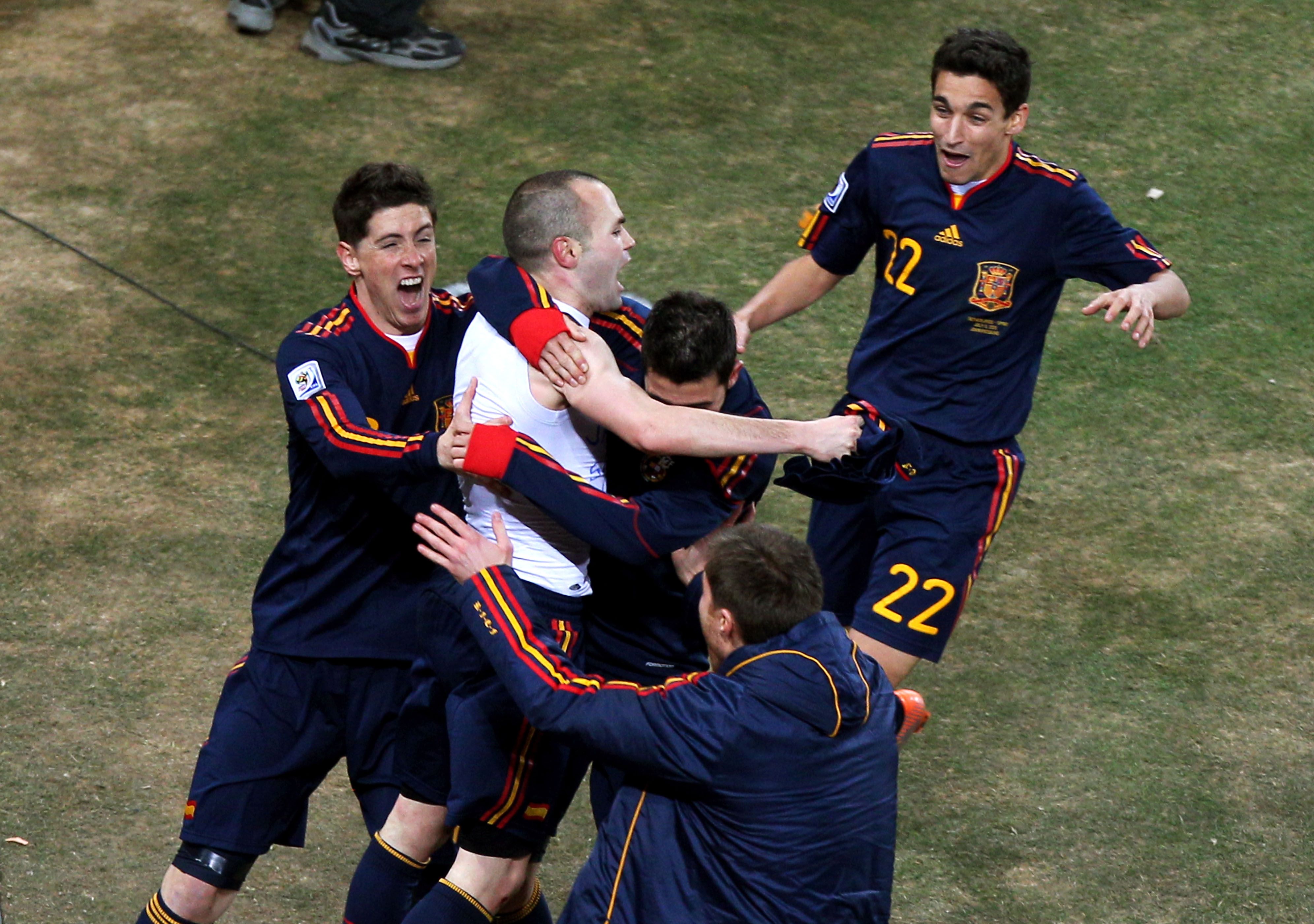 Iniesta Rodeado El único jugador de la selección española que no abrazó a Iniesta luego ...