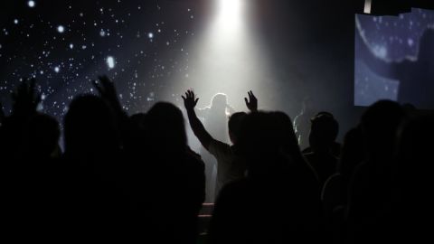 Feligreses cantan en una iglesia.