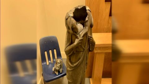 Así quedó la estatua de Jesucrito en la iglesia de West Kendall.