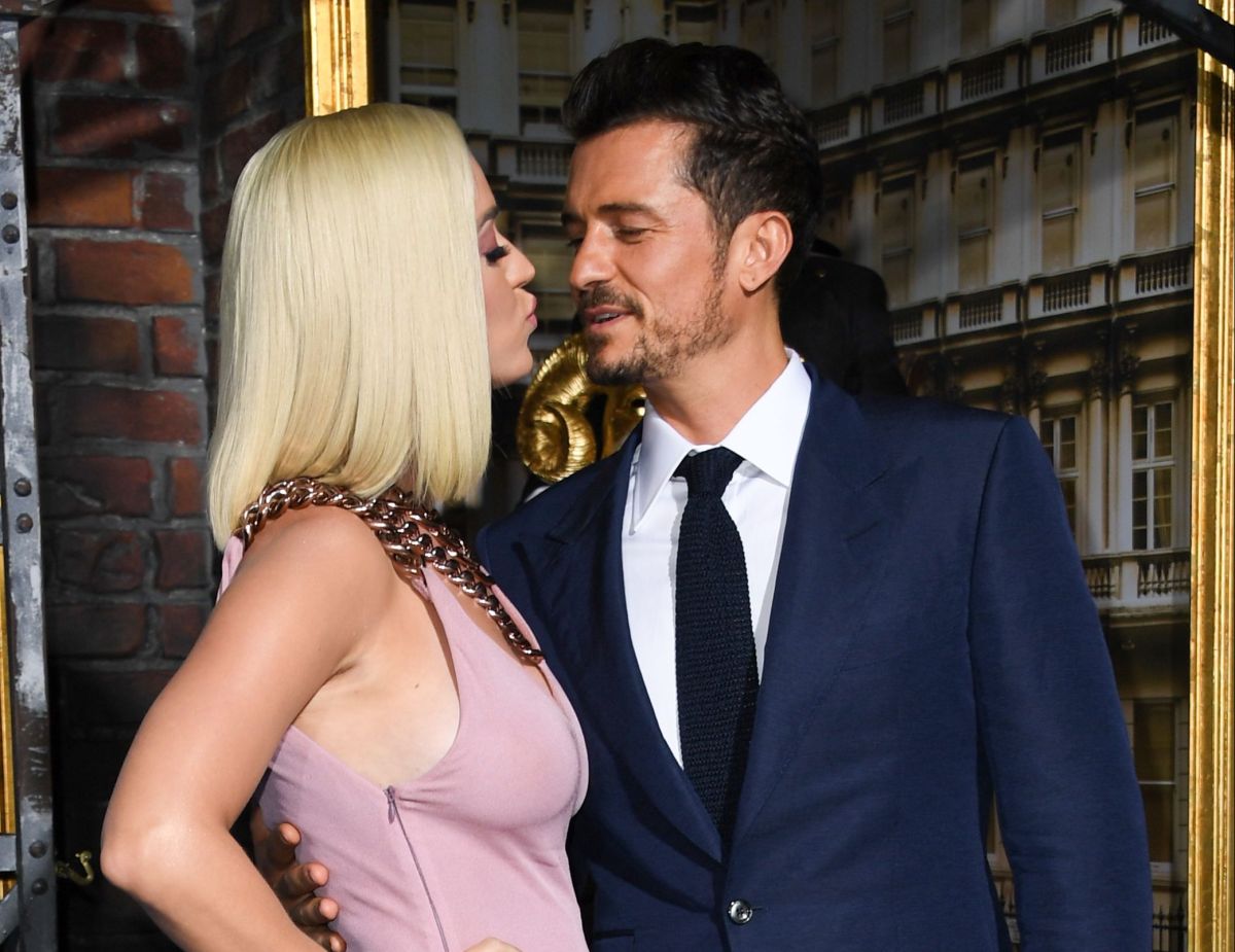 Orlando Bloom gets romantic with Katy Perry and they melt the networks