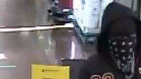 El momento que el ladrón entrega su nota al cajero.