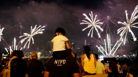 Los fuegos artificiales comenzarán a las 9:25 p.m. y durarán hasta las 9:55 p.m. aproximadamente.