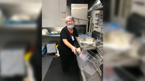 Mary Daniels en su puesto de trabajo de lavaplatos en un centro sanitario de Florida.