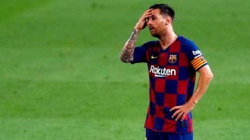Leo Messi está visiblemente frustrado.