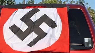 Camioneta con la bandera nazi.