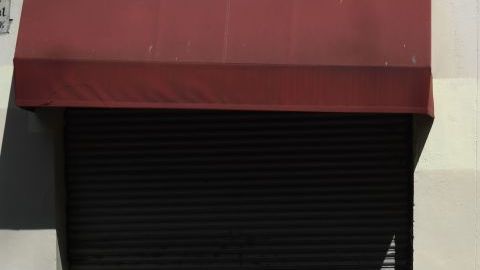 Las cortinas de los negocios han tenido que cerrar durante la pandemia de coronavirus