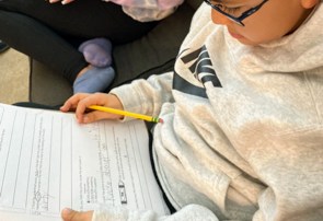 Los hijos de Brenda Del Hierro estudian desde casa. (Suministrada)