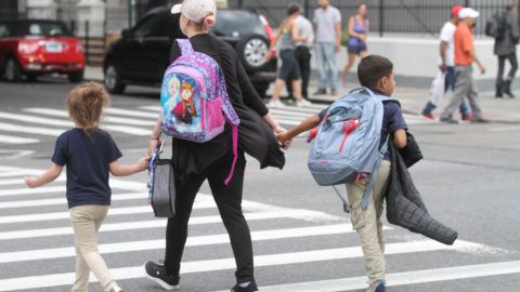 En abril la mayoría de los alumnos habrán regresado a clases presenciales en LAUSD.