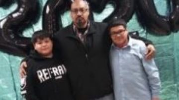 Carlos García con sus hijos Isaiah y Nathan.