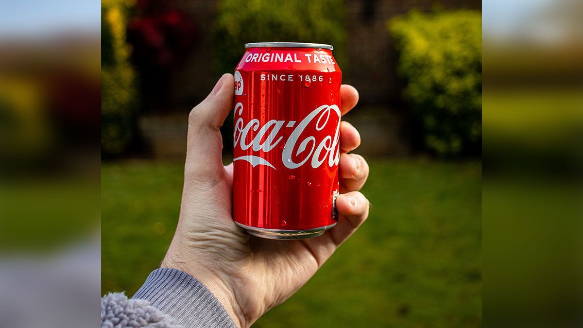 “Traten de ser menos blancos”: Una capacitación laboral de Coca-Cola para combatir la discriminación racial causa polémica con su sugerencia