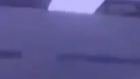 En las imágenes se ve cómo el policía golpea a la mujer.