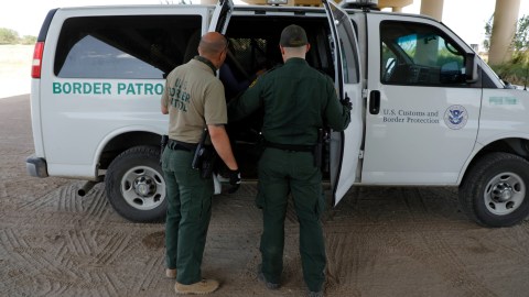 Abogado: madre y bebé fueron llevados en una patrulla hasta el paso peatonal de El Chaparral.