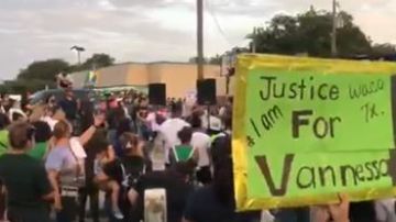 Cientos de personas exigieron justicia para Vanessa Guillén en Fort Hood.
