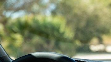 El dispositivo Amazon Echo Auto es comaptible con cualquier auto que tenga entrada auxiliar de audio o sistema Bluetooth.