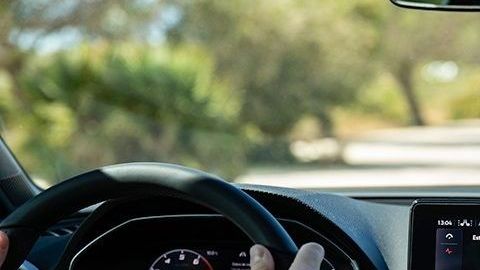 El dispositivo Amazon Echo Auto es comaptible con cualquier auto que tenga entrada auxiliar de audio o sistema Bluetooth.