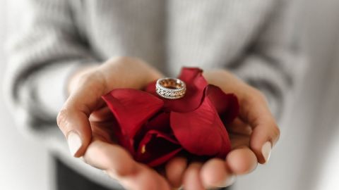 Conoce la joya que favorece a tu signo en el amor.