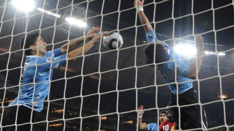 La jugada legendaria de Luis Suárez en el 2010.
