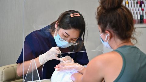 Los salones de manicure habían instalado hasta plexiglás para proteger a los empleados y a los clientes.