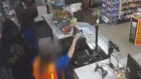 Los sospechosos agrediendo a la empleada.