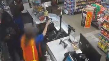Los sospechosos agrediendo a la empleada.