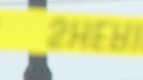 La Policía en Waco, Texas, recoje evidencias de veh'iculos estacionados en el restaurante donde se enfrentaron dos pandillas de moticiclistas el domingo pasado.