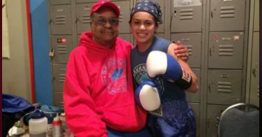 Willie Savannah (izq) con su boxedora Milenia Díaz.