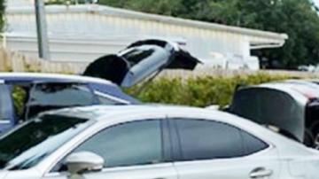 El hombre posó con el Porsche que compró con un cheque falso.