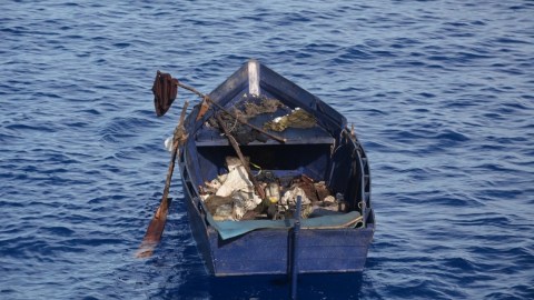 Imagen de la embarcación a remo en la que viajaban alguno de los migrantes que intentaban cruzar el Estrecho de Florida.