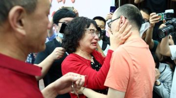 Li Jingzhi y su hijo se abrazan por primera vez en 32 años.