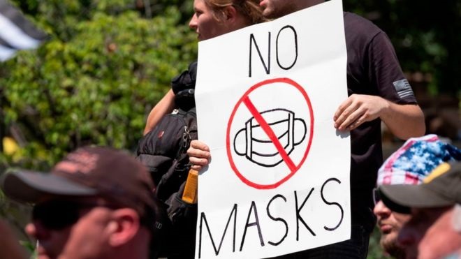 Durante la pandemia de COVID-19, se han organizado manifestaciones en contra del uso de mascarillas en EE.UU.