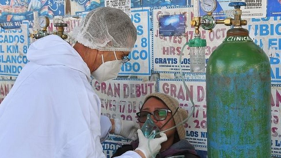 Diferentes centros de salud en Bolivia reportan que se les acaba el oxígeno.