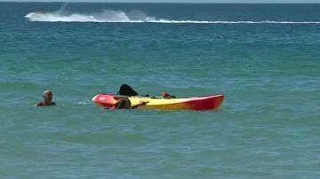 Marcelo Rebelo de Sousa (izda.) fue fotografiado ayudando a dos mujeres cuyo kayak había volcado.