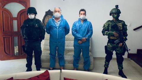 Mark Grenon (de azul, izquierda) y su hijo Joseph tras ser detenidos en Colombia.
