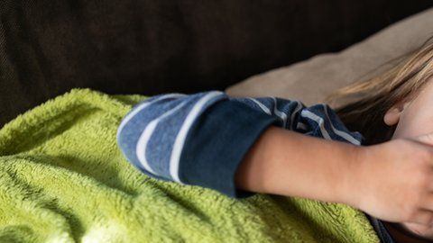 La mayoría de los niños contagiados con covid-19 padecen síntomas leves o son asintomáticos.